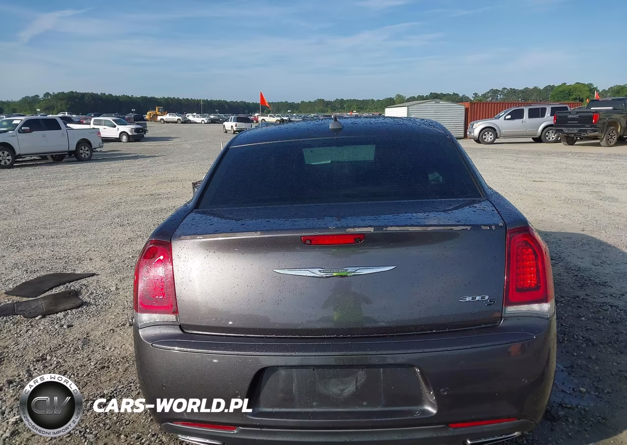 2018 Chrysler 300 300S VIN:2C3CCABG8JH326070 - 16