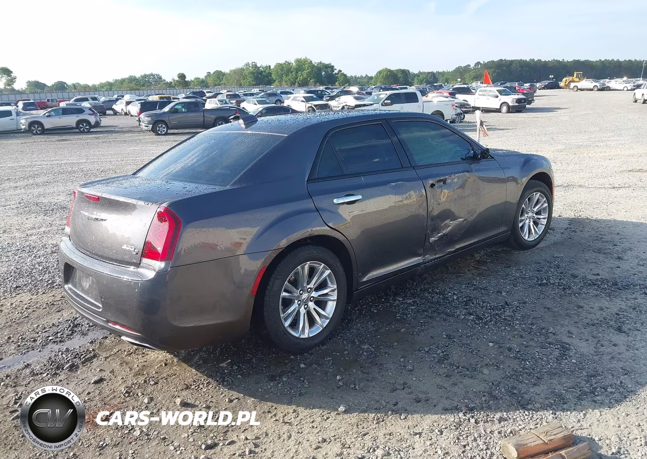 2018 Chrysler 300 300S VIN:2C3CCABG8JH326070 - 4