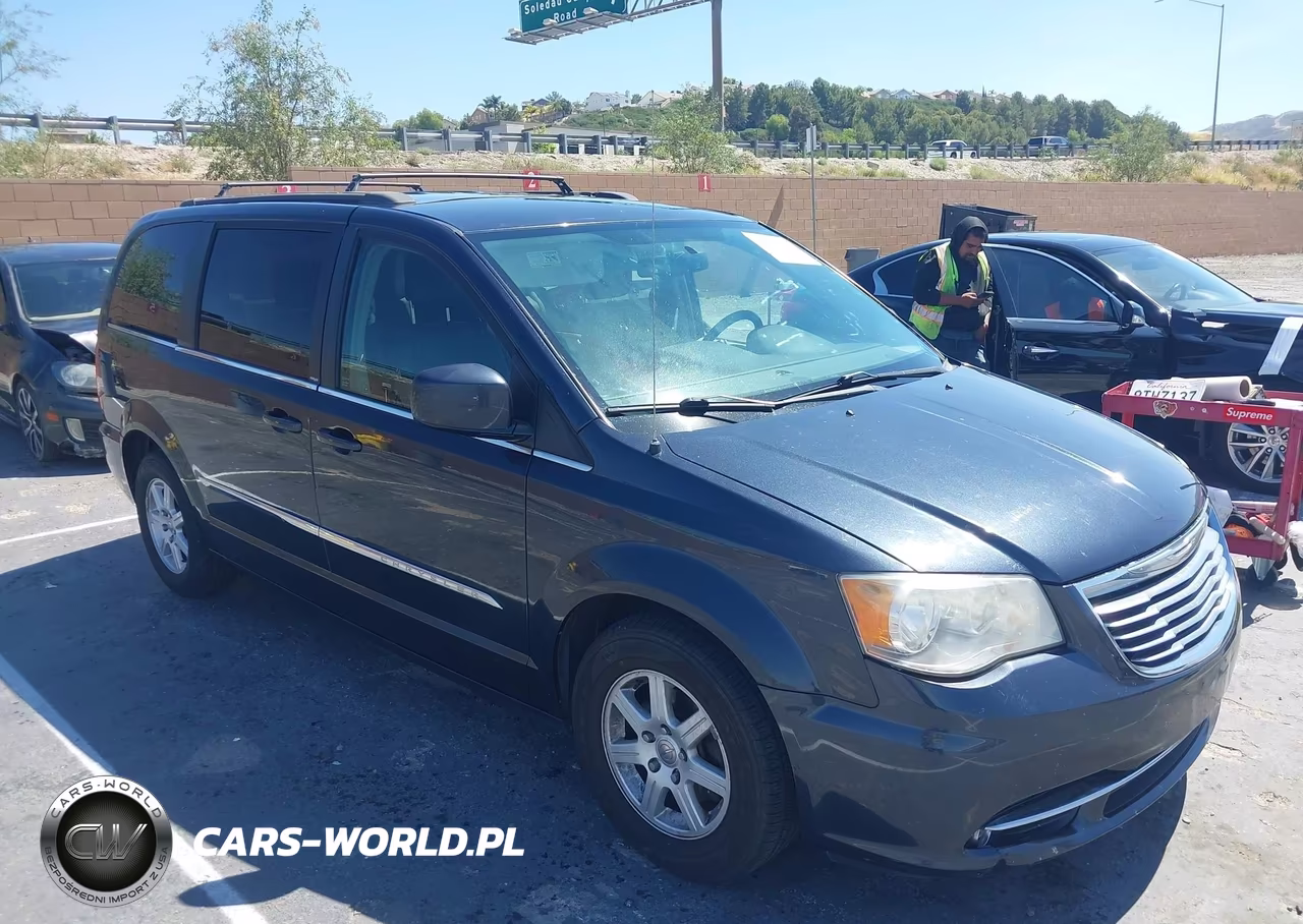 2013 Chrysler Town & Country Touring – zdjęcie 1 z 11