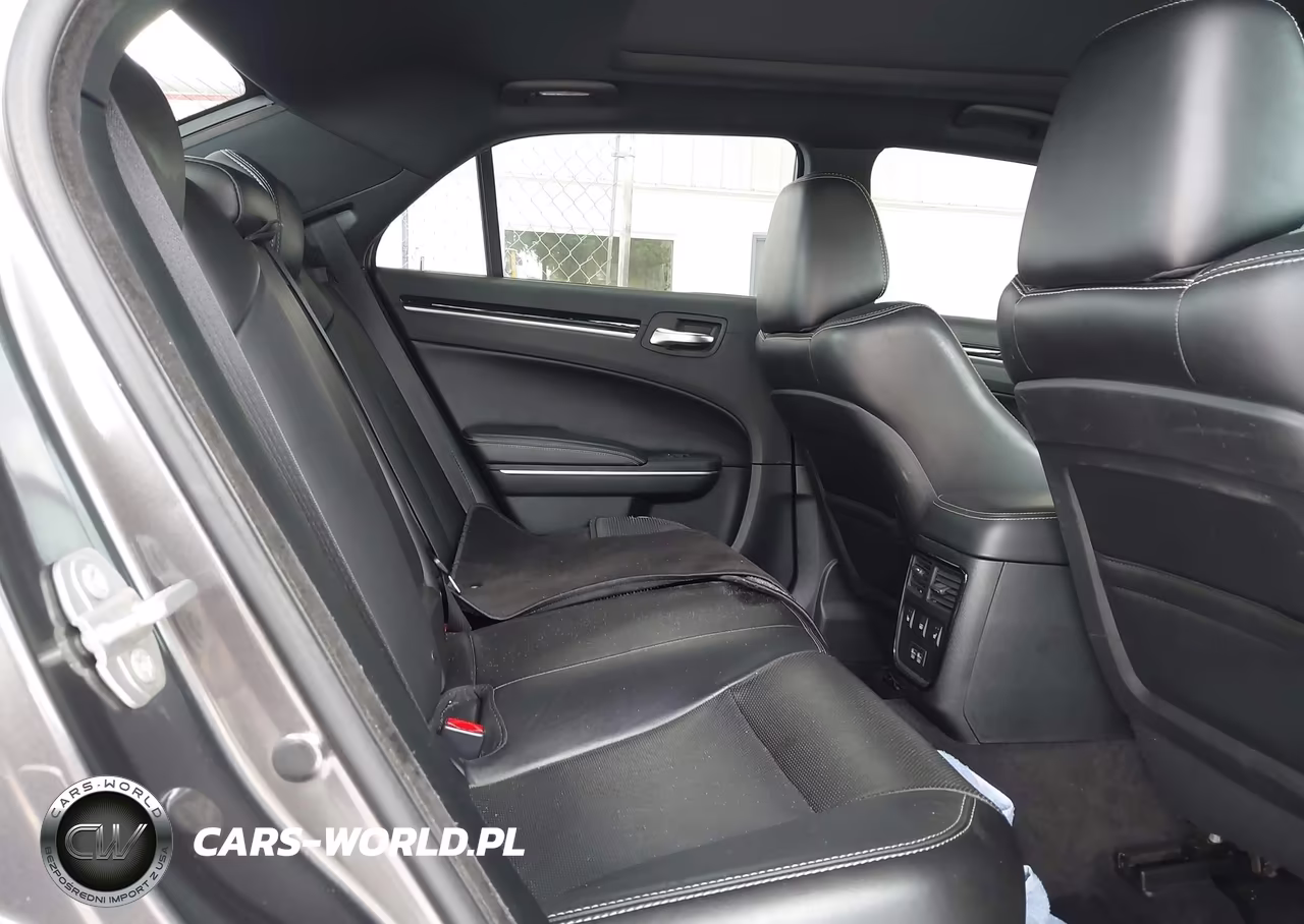2018 Chrysler 300 300S VIN:2C3CCABGXJH296327 - 8