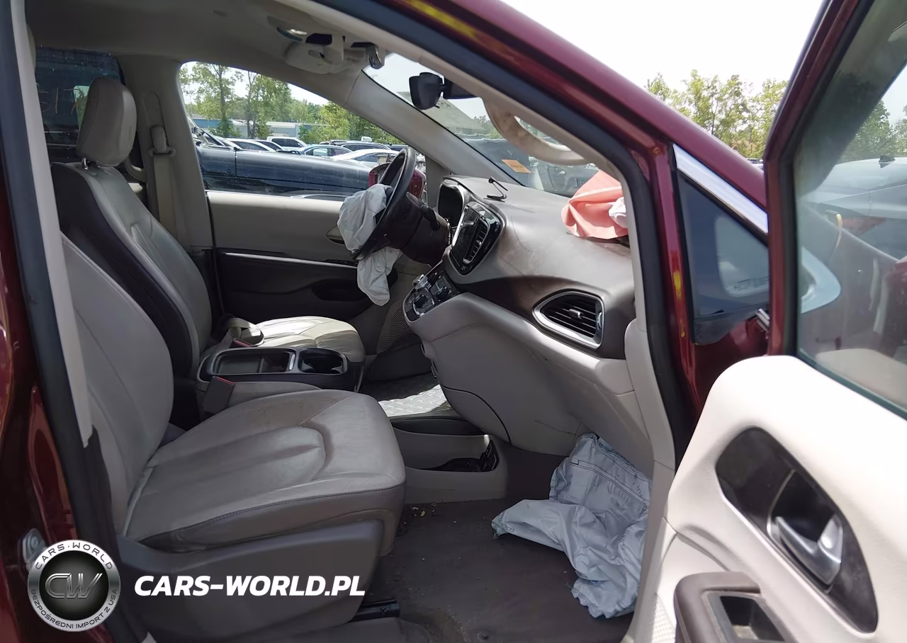 2017 Chrysler Pacifica Touring-L VIN:2C4RC1BG6HR688389 - 5
