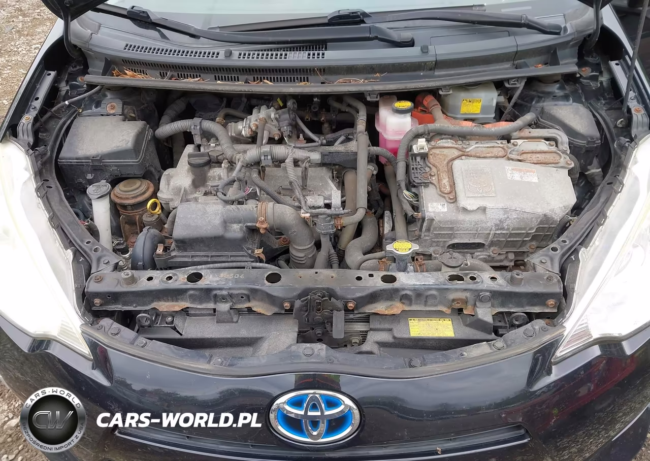 2013 Toyota Prius C Two VIN:JTDKDTB32D1552170 - 10
