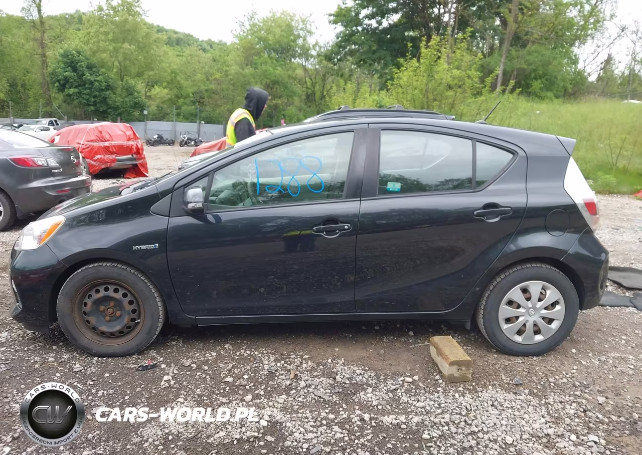 2013 Toyota Prius C Two VIN:JTDKDTB32D1552170 - 15