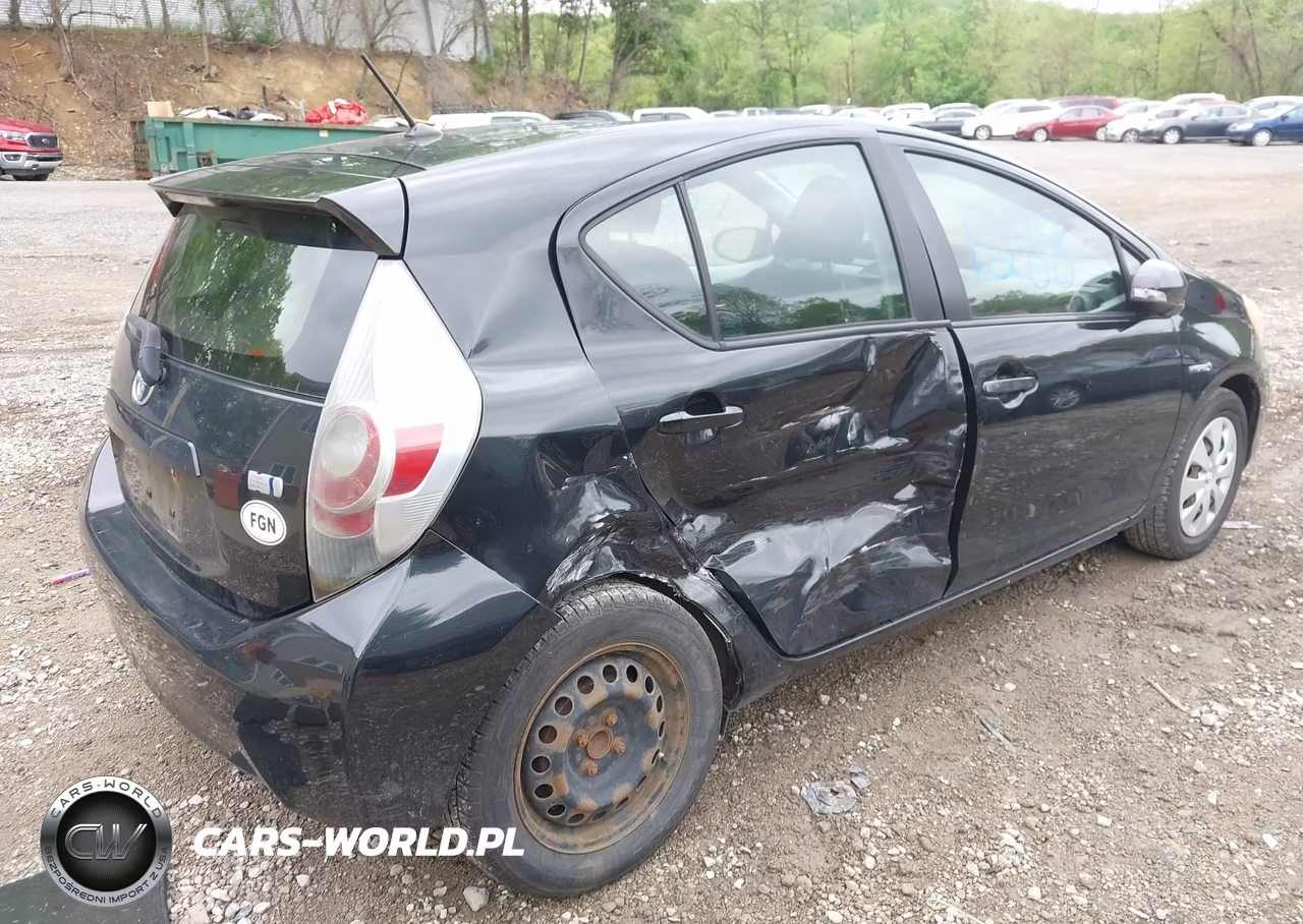 2013 Toyota Prius C Two VIN:JTDKDTB32D1552170 - 4