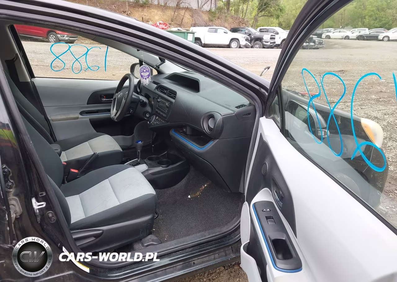 2013 Toyota Prius C Two VIN:JTDKDTB32D1552170 - 5