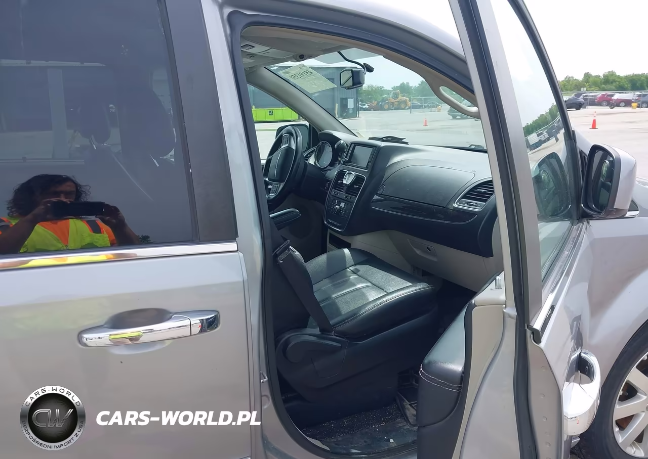 2016 Chrysler Town & Country Touring VIN:2C4RC1BG3GR129414 - 5