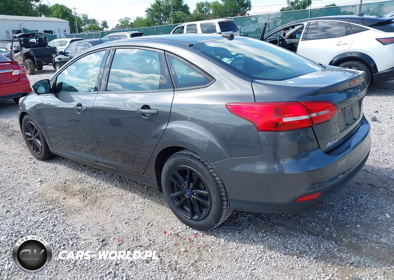 2017 Ford Focus Se VIN:1FADP3F23HL286210 - 3