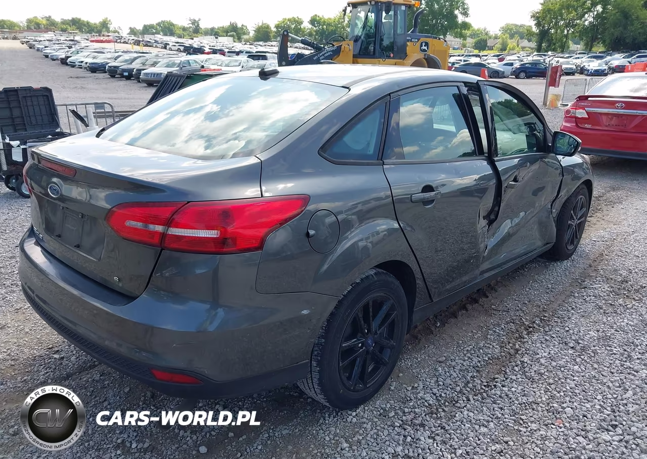 2017 Ford Focus Se VIN:1FADP3F23HL286210 - 4