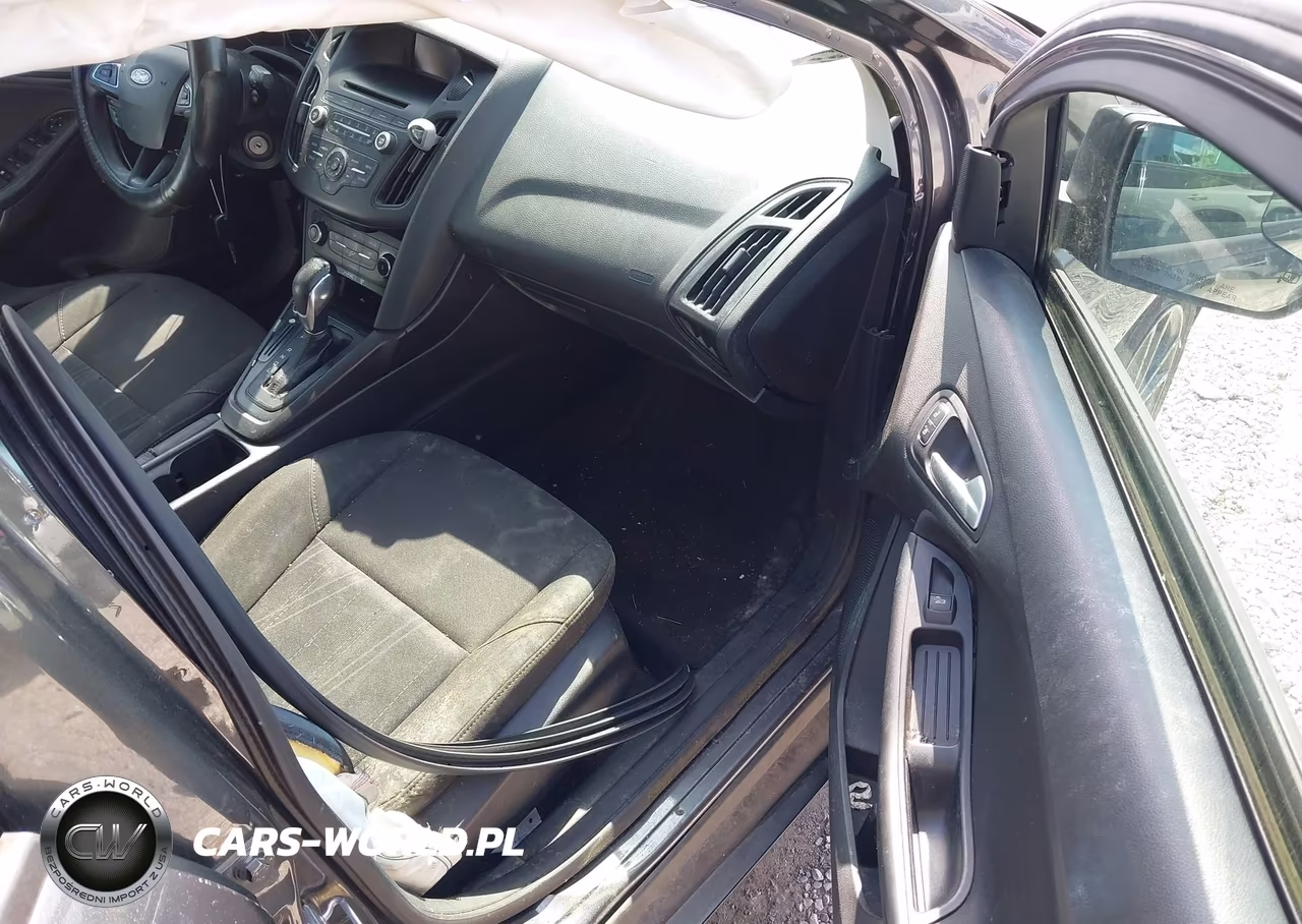 2017 Ford Focus Se VIN:1FADP3F23HL286210 - 5