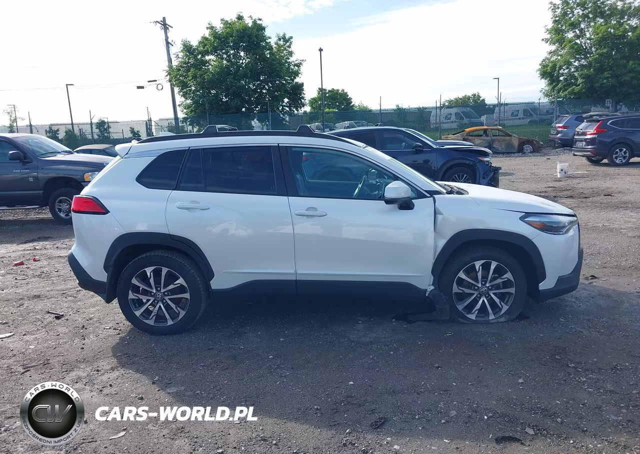 2022 Toyota Corolla Cross Xle VIN:7MUDAABG6NV028474 - 13