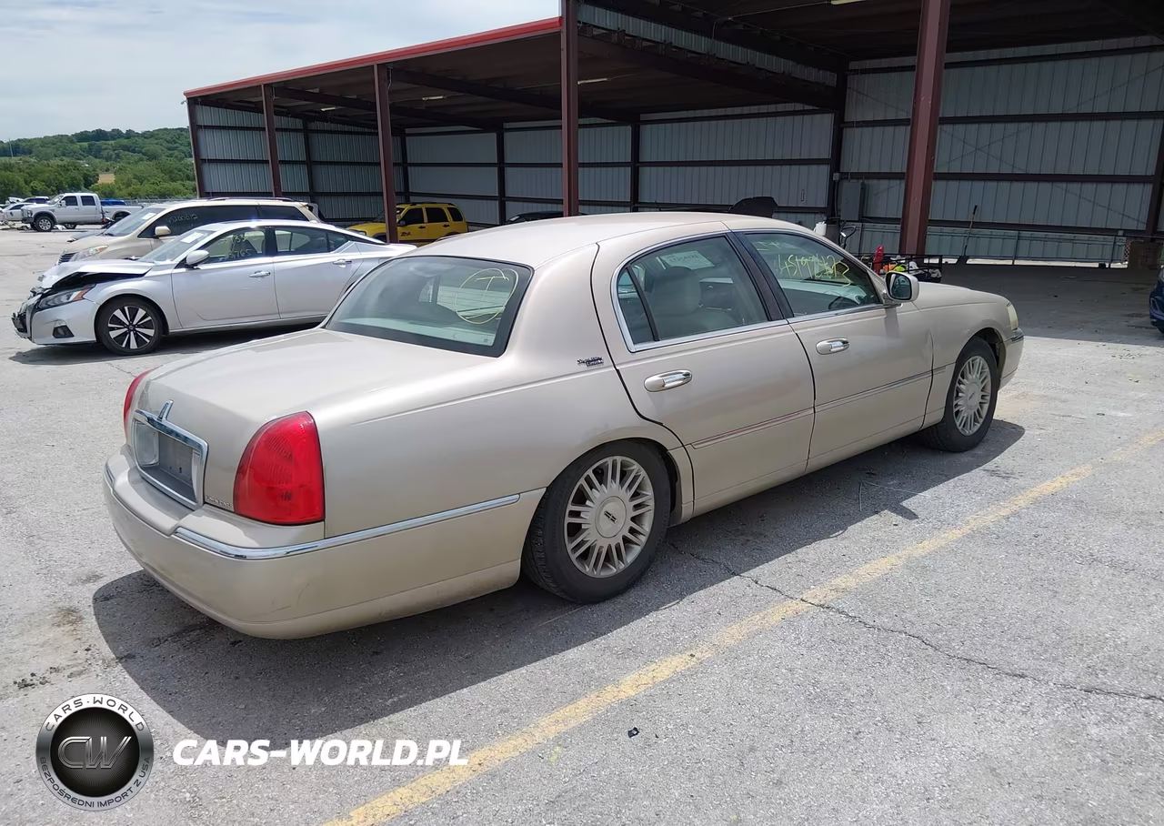 2009 Lincoln Town Car Signature Limited VIN:2LNHM82V89X631488 - 4
