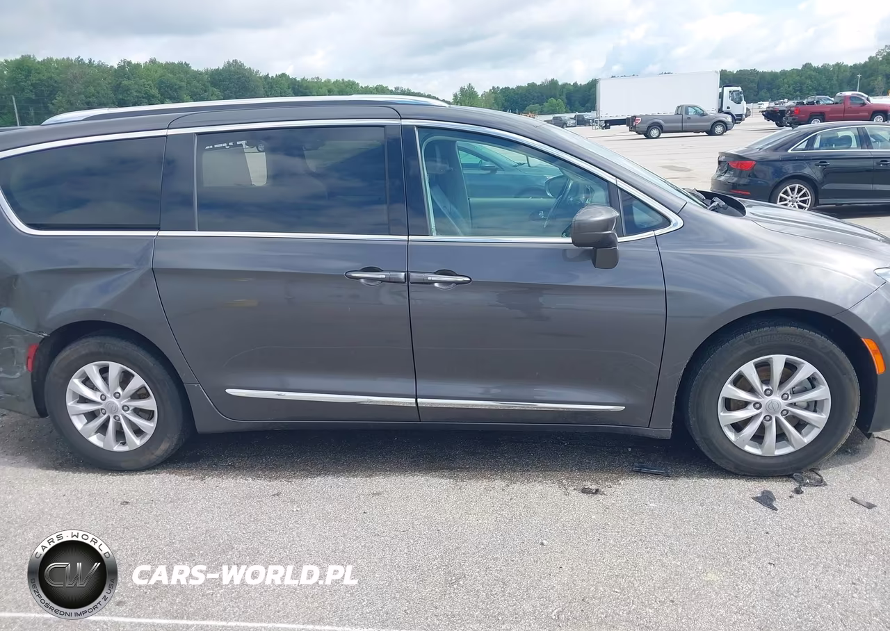 2019 Chrysler Pacifica Touring L VIN:2C4RC1BG8KR698302 - 13