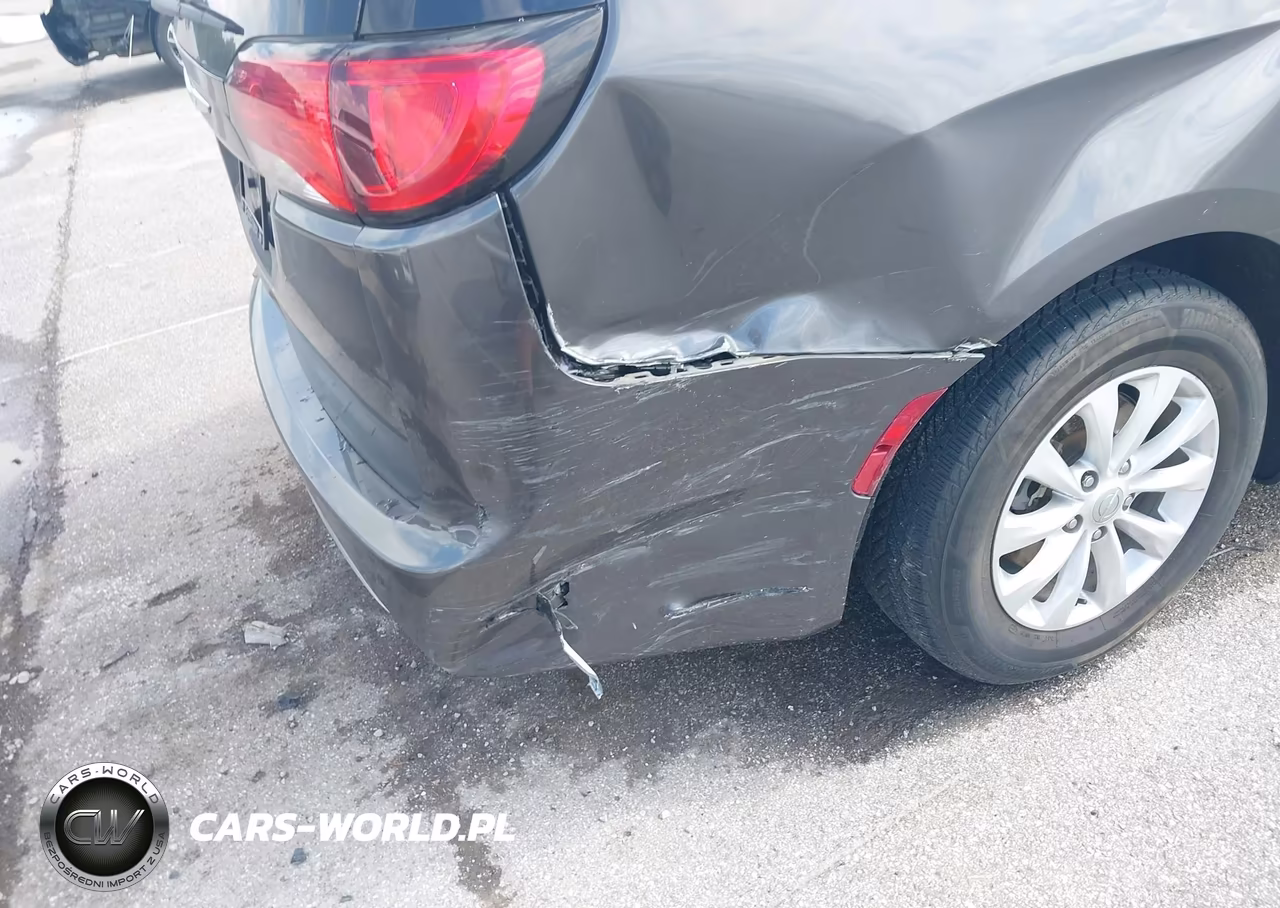 2019 Chrysler Pacifica Touring L VIN:2C4RC1BG8KR698302 - 17
