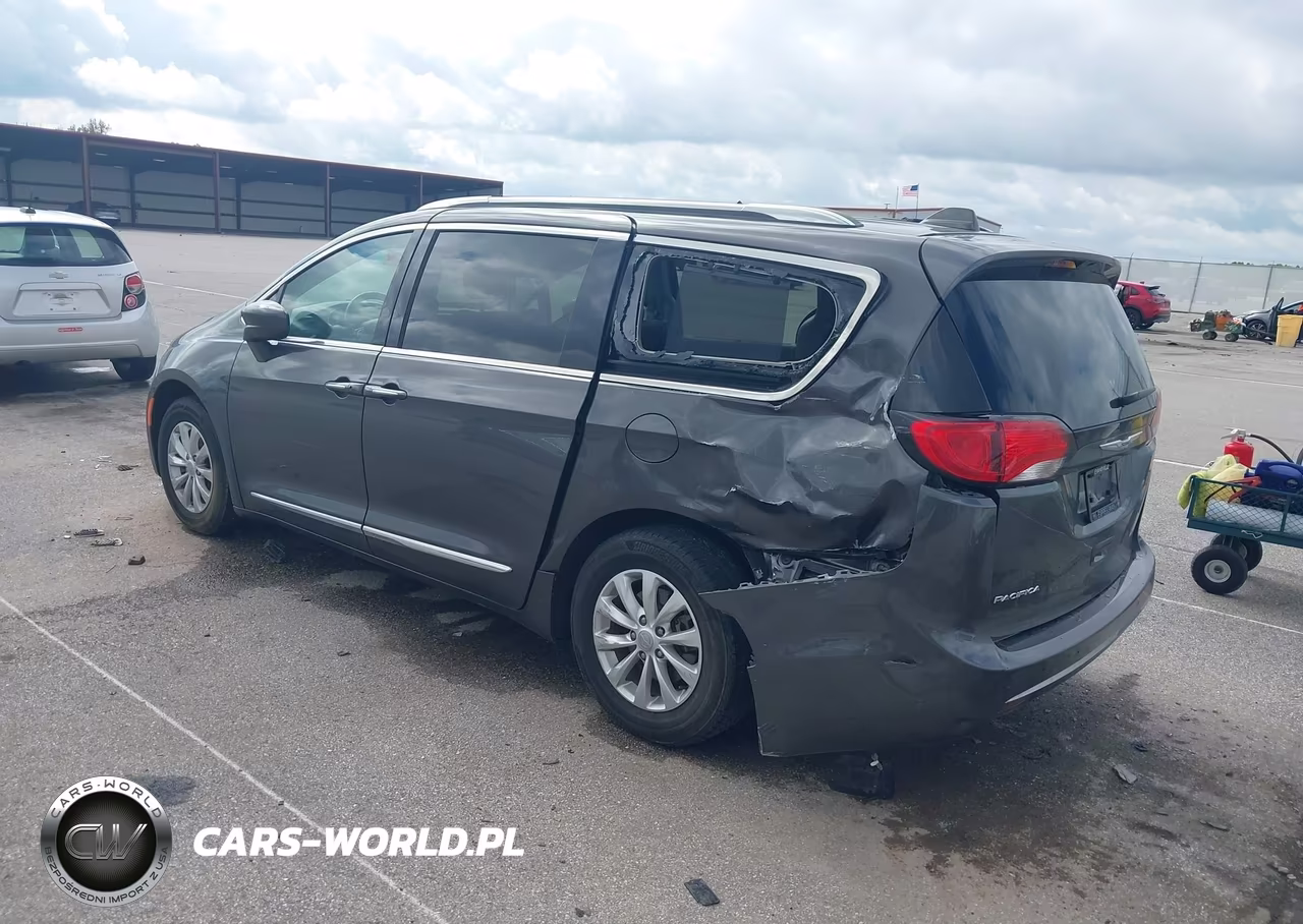 2019 Chrysler Pacifica Touring L VIN:2C4RC1BG8KR698302 - 3