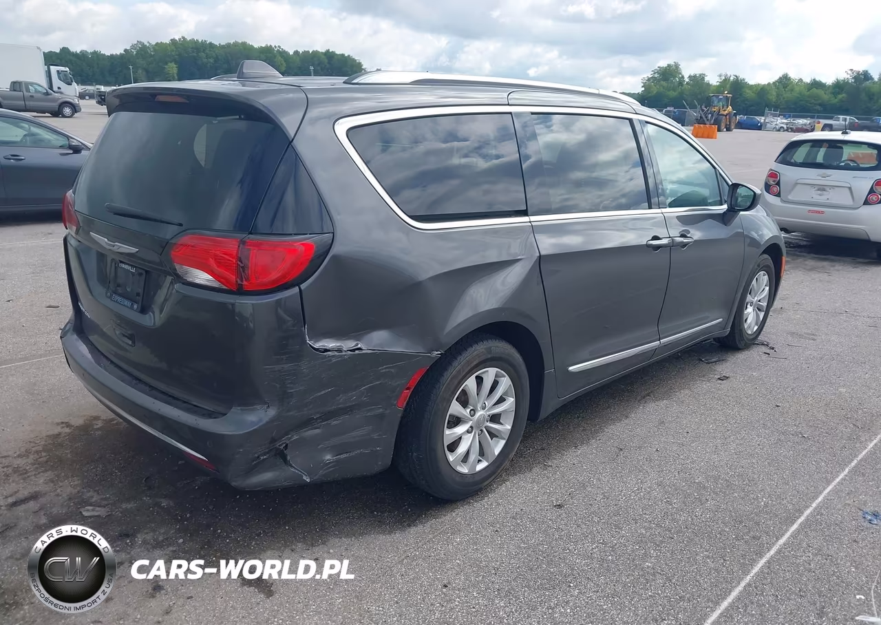 2019 Chrysler Pacifica Touring L VIN:2C4RC1BG8KR698302 - 4