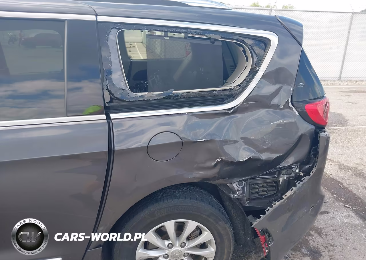 2019 Chrysler Pacifica Touring L VIN:2C4RC1BG8KR698302 - 6