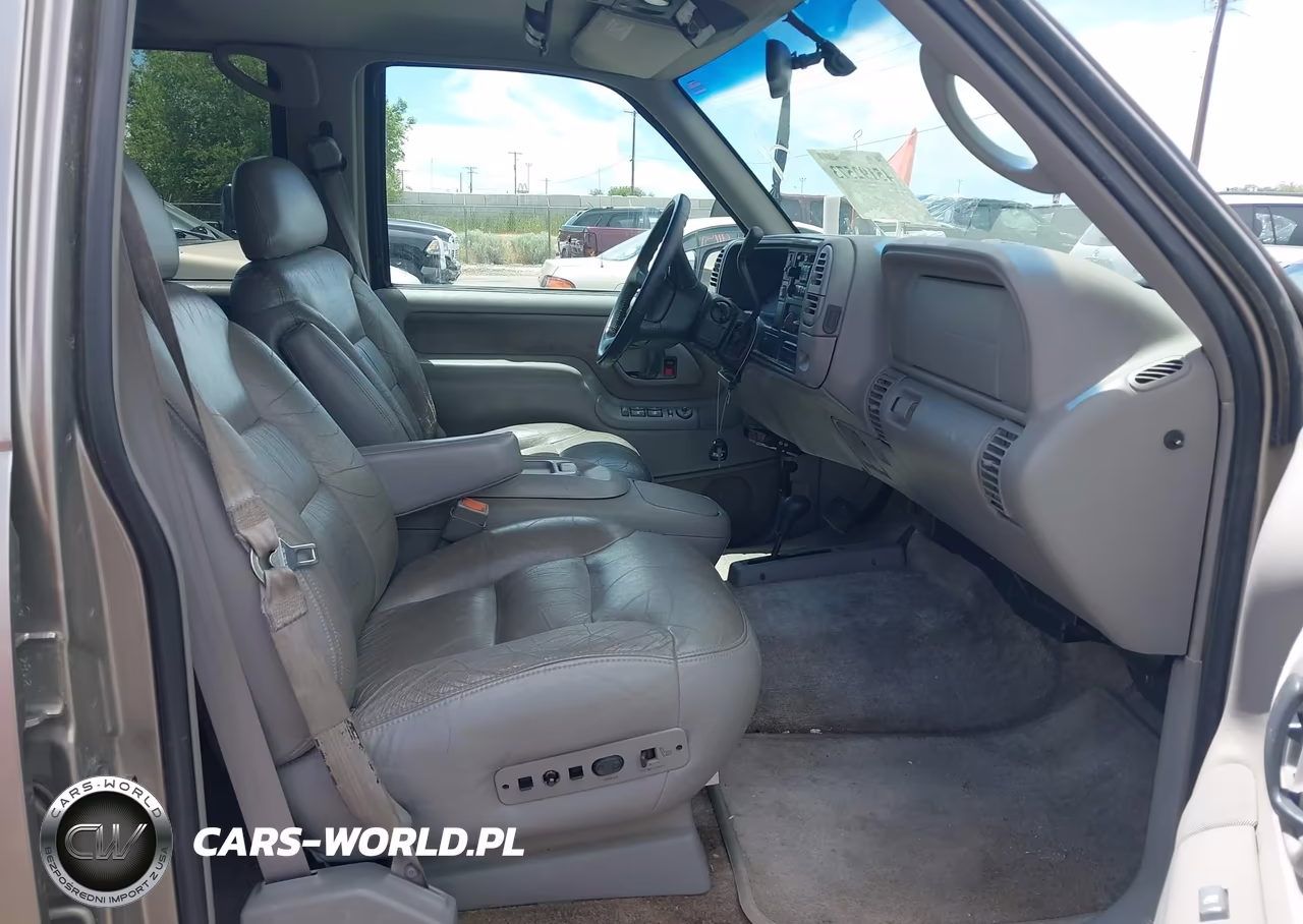 1999 Chevrolet Suburban 2500 VIN:1GNGK26J8XJ553897 - 5