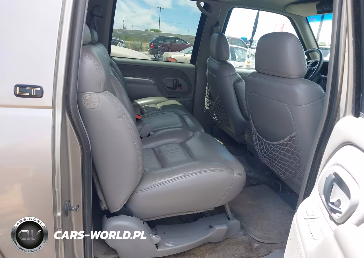1999 Chevrolet Suburban 2500 VIN:1GNGK26J8XJ553897 - 8
