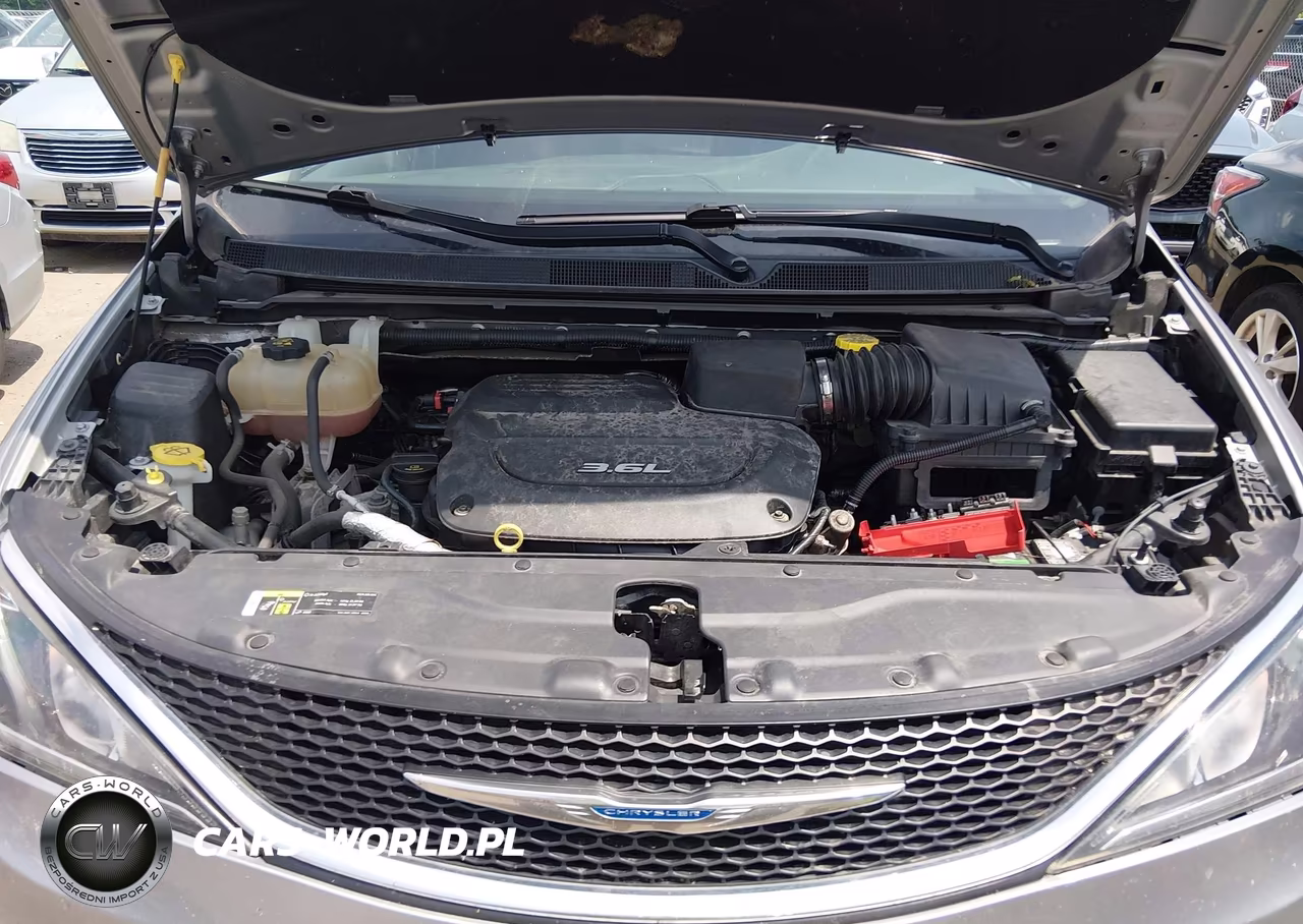 2018 Chrysler Pacifica Touring L Plus VIN:2C4RC1EG9JR194545 - 10