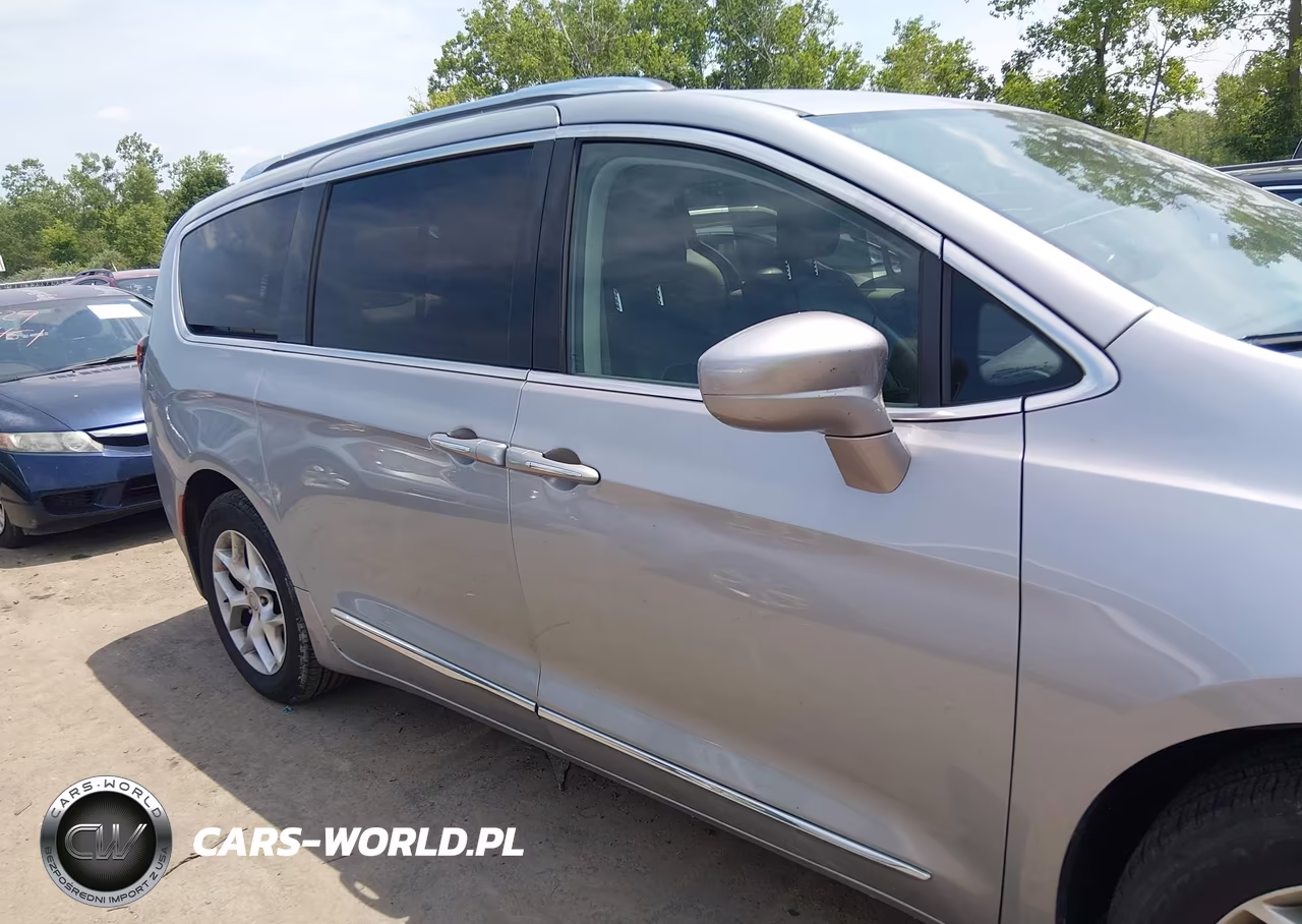 2018 Chrysler Pacifica Touring L Plus VIN:2C4RC1EG9JR194545 - 13
