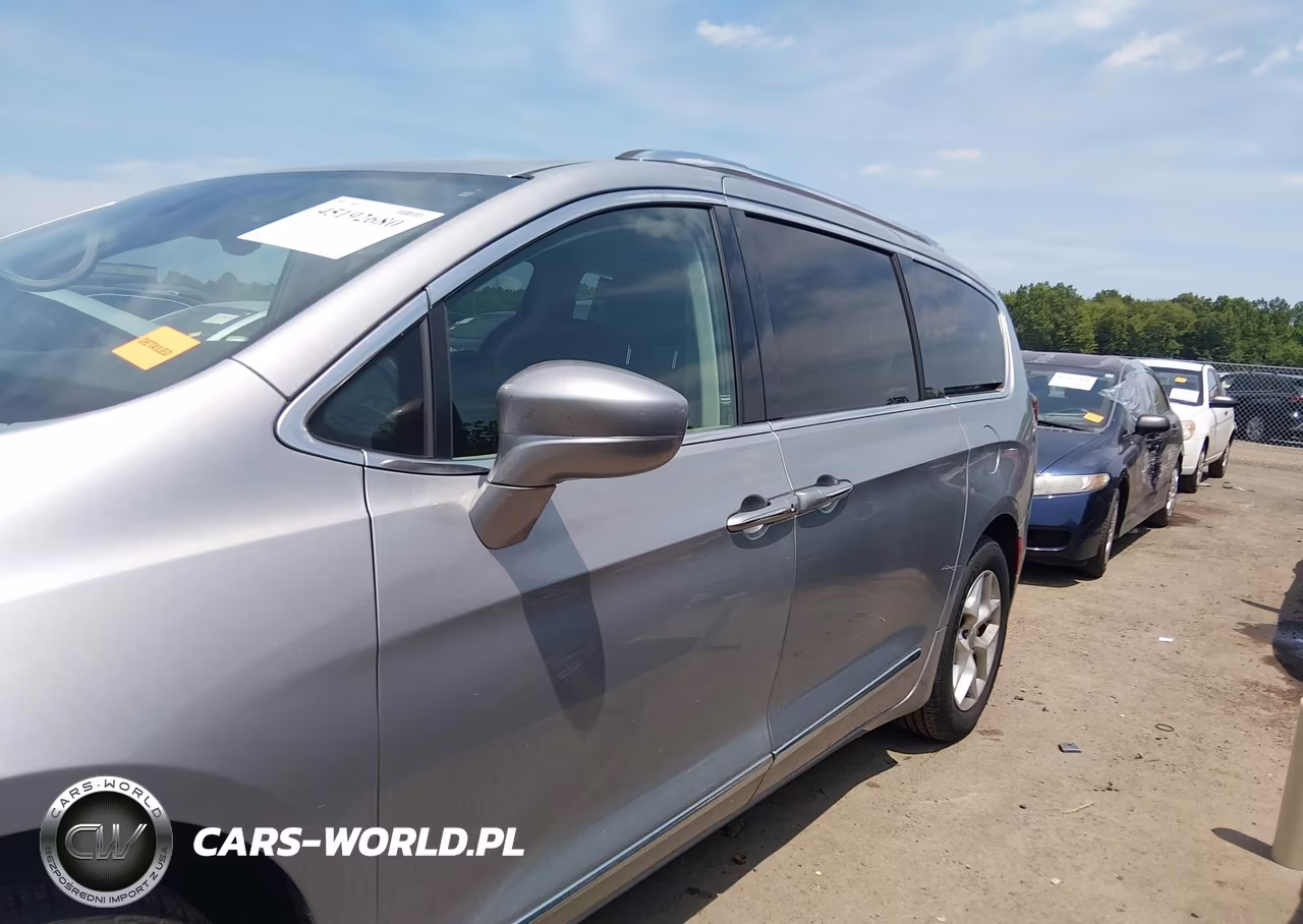 2018 Chrysler Pacifica Touring L Plus VIN:2C4RC1EG9JR194545 - 14