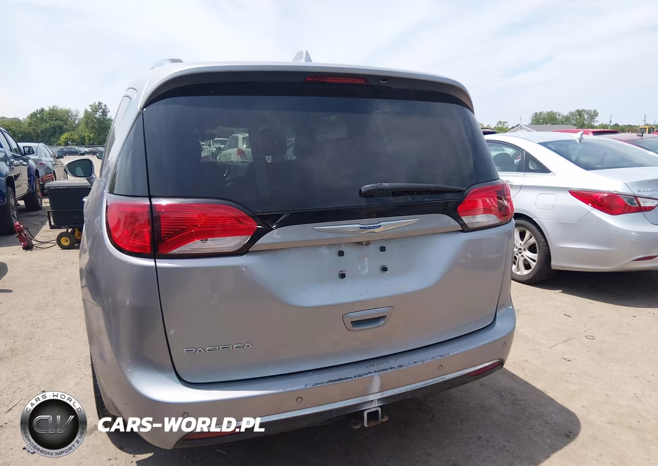 2018 Chrysler Pacifica Touring L Plus VIN:2C4RC1EG9JR194545 - 16