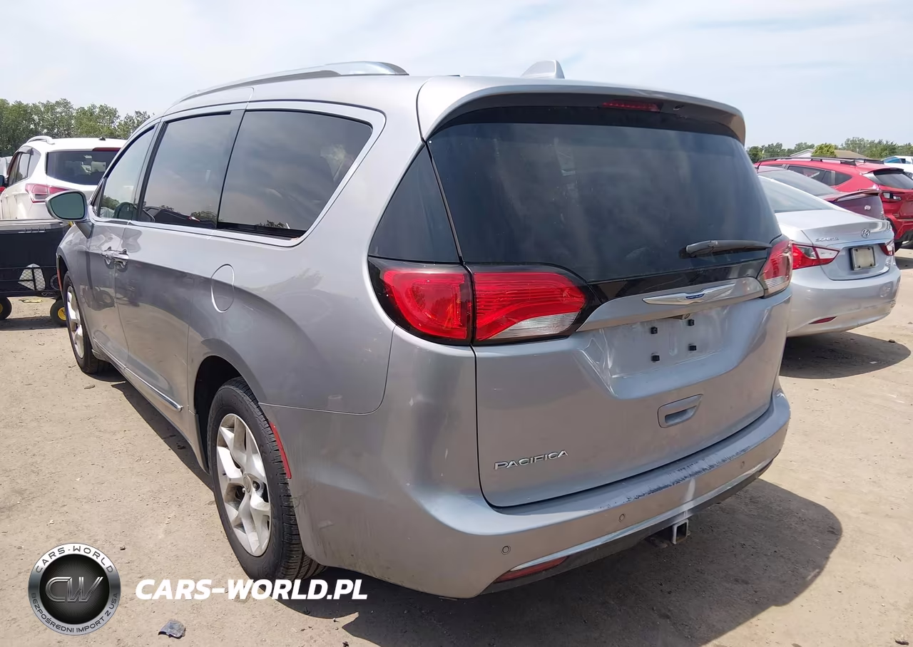 2018 Chrysler Pacifica Touring L Plus VIN:2C4RC1EG9JR194545 - 3