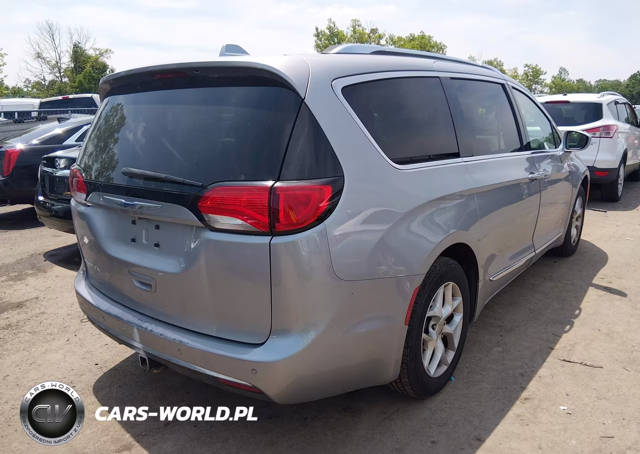 2018 Chrysler Pacifica Touring L Plus VIN:2C4RC1EG9JR194545 - 4