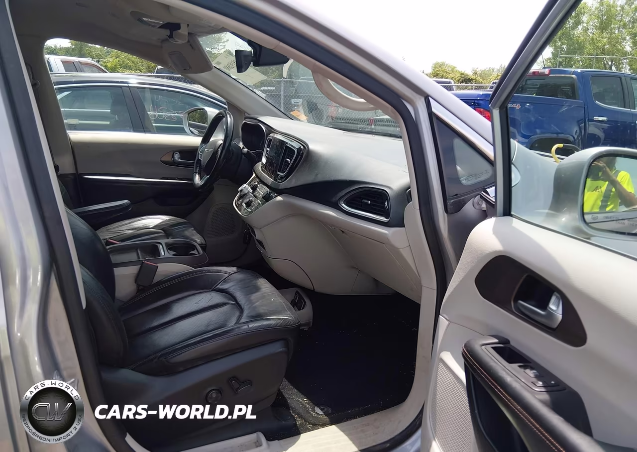 2018 Chrysler Pacifica Touring L Plus VIN:2C4RC1EG9JR194545 - 5