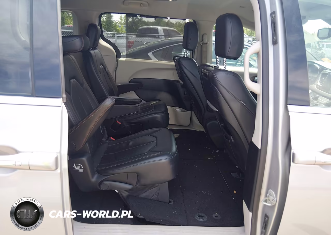 2018 Chrysler Pacifica Touring L Plus VIN:2C4RC1EG9JR194545 - 8