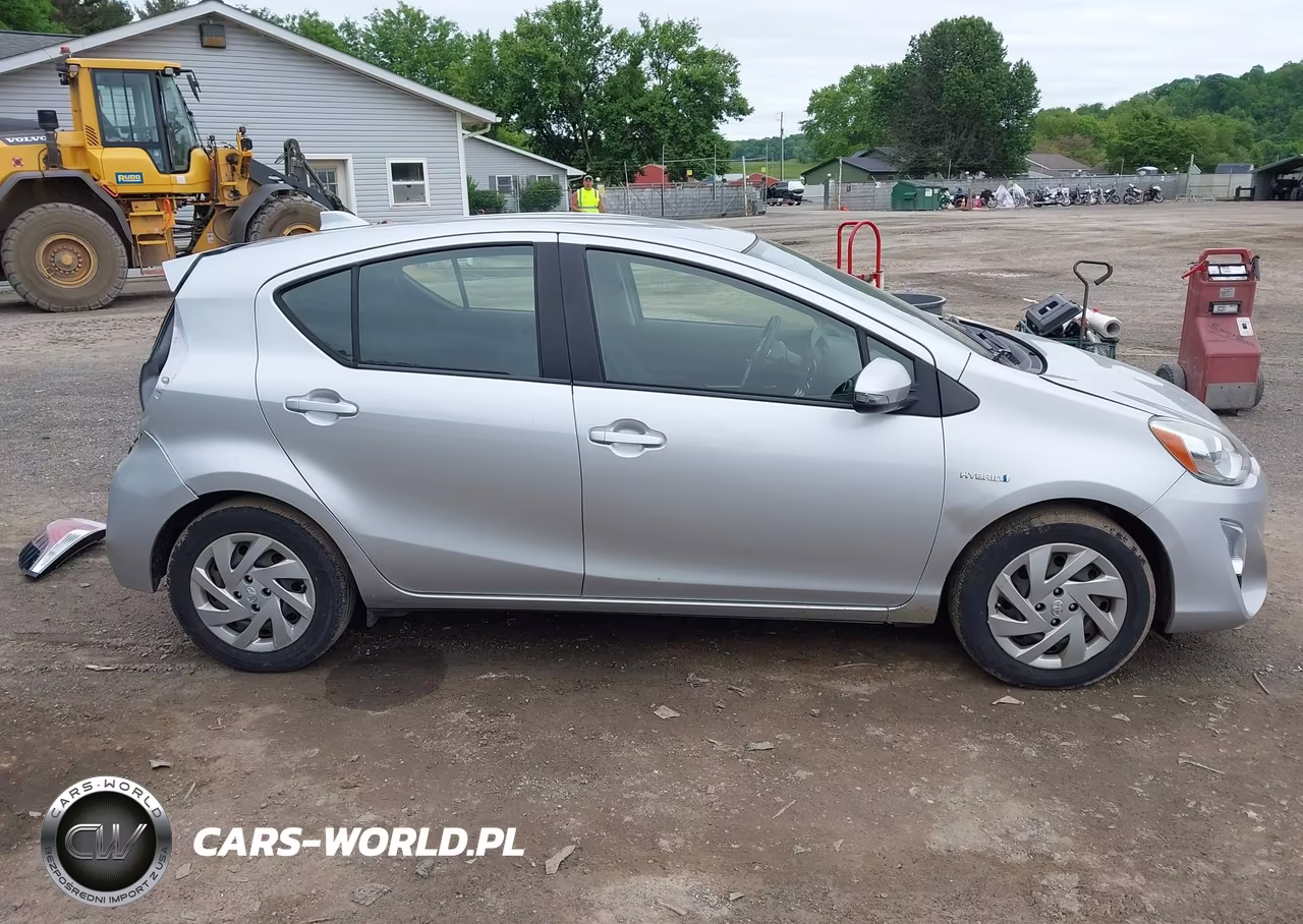 2015 Toyota Prius C Two VIN:JTDKDTB37F1101058 - 14