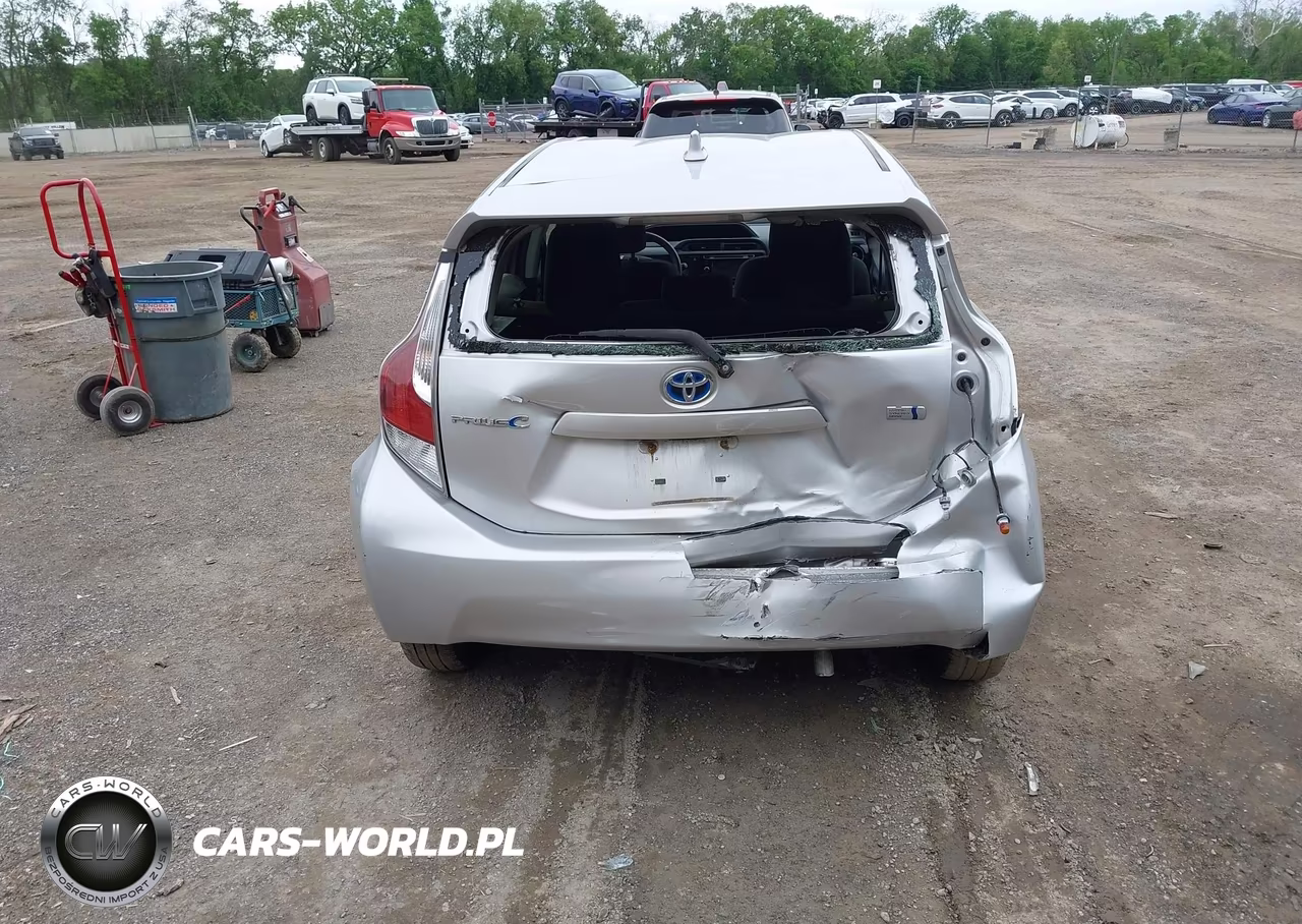2015 Toyota Prius C Two VIN:JTDKDTB37F1101058 - 17