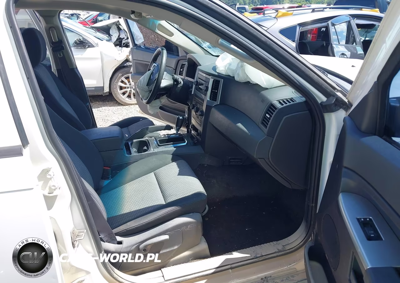 2008 Jeep Grand Cherokee Laredo VIN:1J8GR48K08C238984 - 5