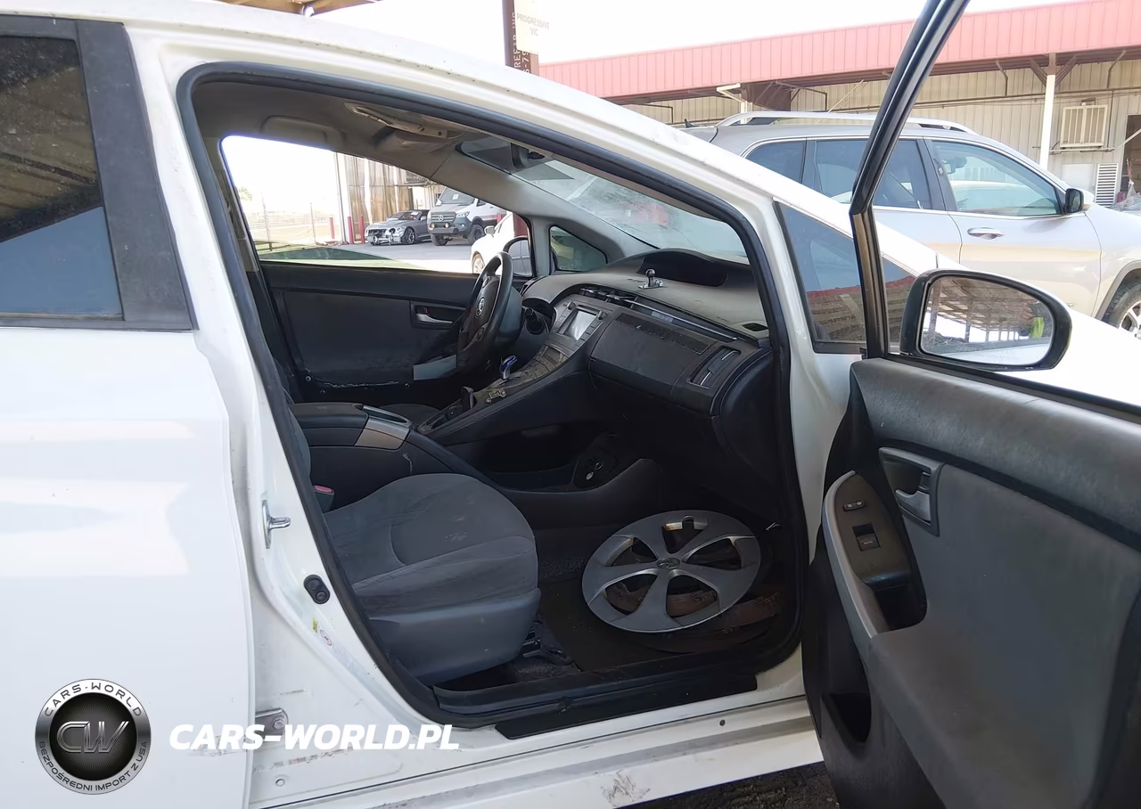 2015 Toyota Prius Two VIN:JTDKN3DUXF1892639 - 5