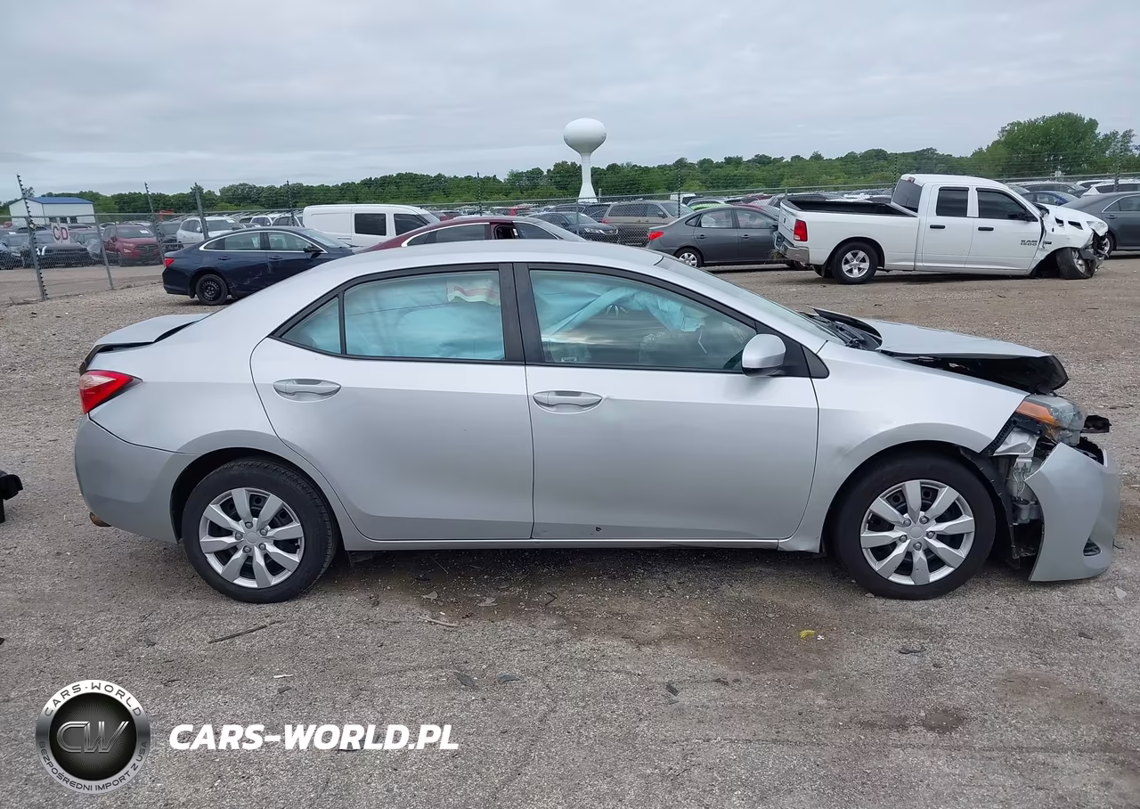 2018 Toyota Corolla Le VIN:5YFBURHE7JP800853 - 13