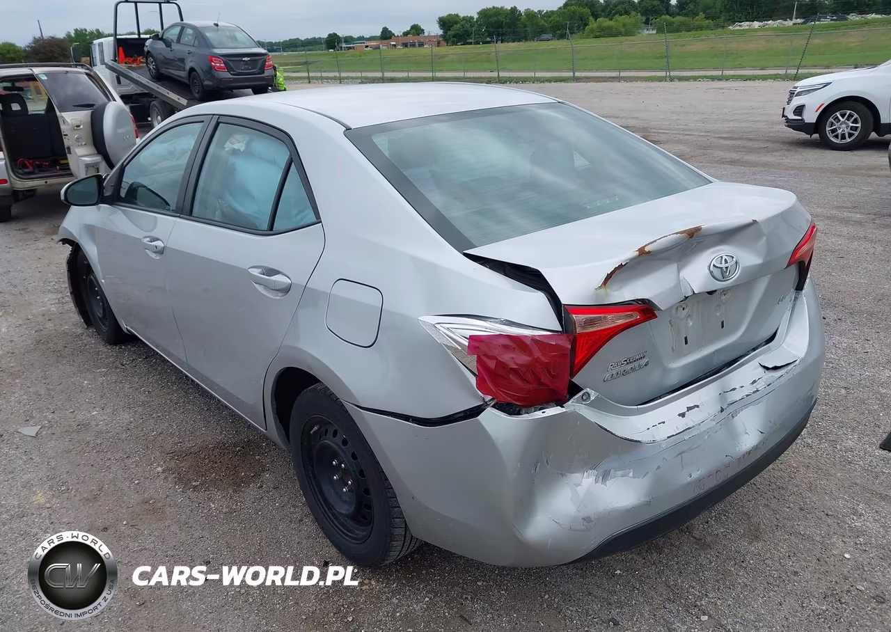2018 Toyota Corolla Le VIN:5YFBURHE7JP800853 - 3