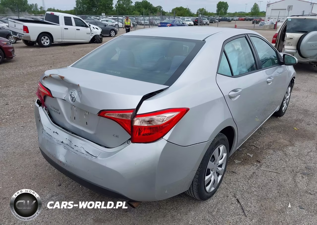 2018 Toyota Corolla Le VIN:5YFBURHE7JP800853 - 4