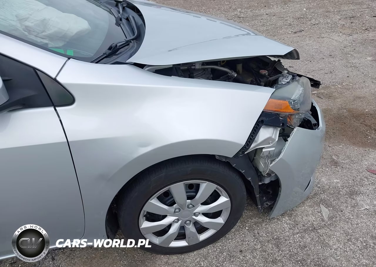 2018 Toyota Corolla Le VIN:5YFBURHE7JP800853 - 6