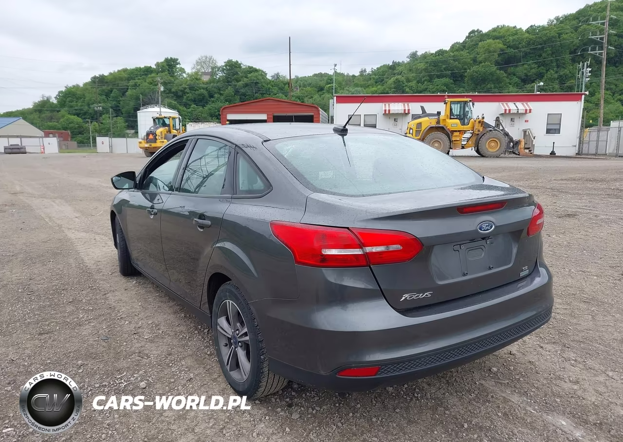 2018 Ford Focus Se VIN:1FADP3FE0JL249583 - 3