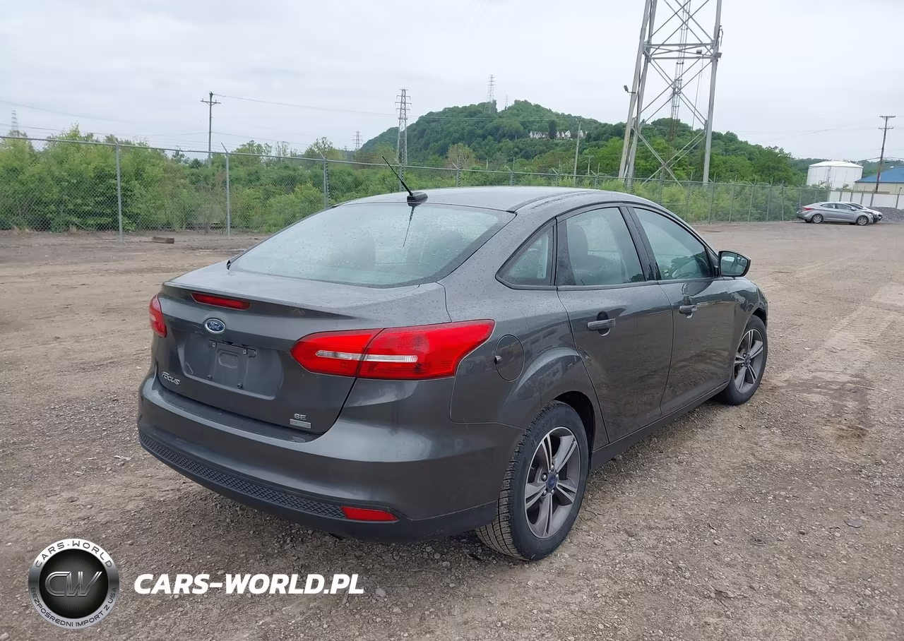 2018 Ford Focus Se VIN:1FADP3FE0JL249583 - 4