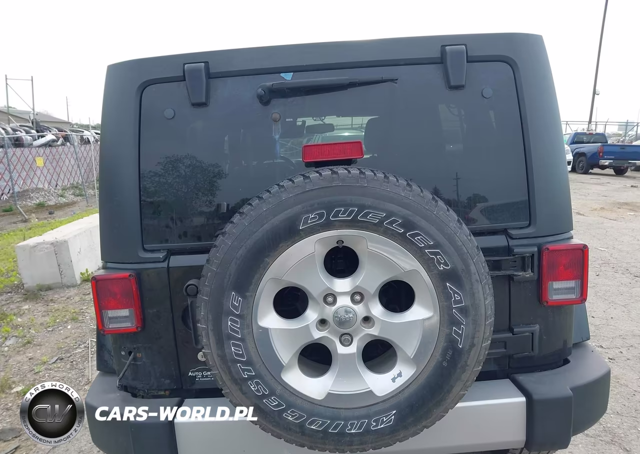 2014 Jeep Wrangler Unlimited Sahara VIN:1C4BJWEGXEL175134 - 16
