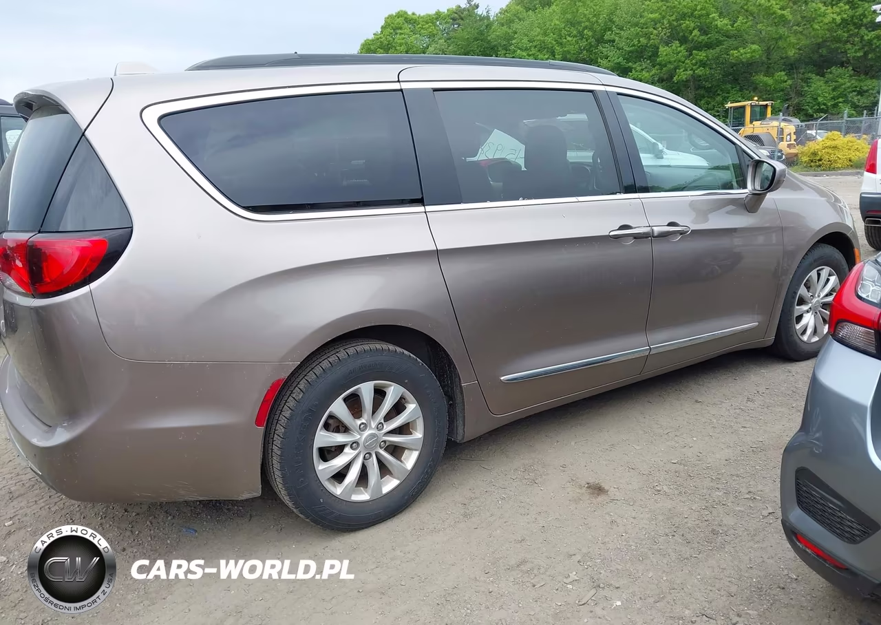 2017 Chrysler Pacifica Touring-L VIN:2C4RC1BG0HR824161 - 4