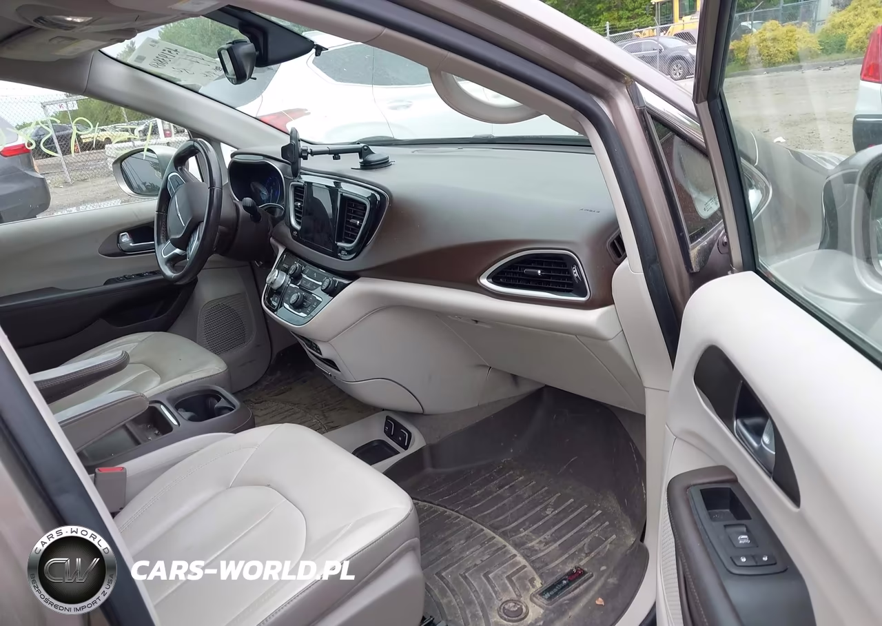 2017 Chrysler Pacifica Touring-L VIN:2C4RC1BG0HR824161 - 5