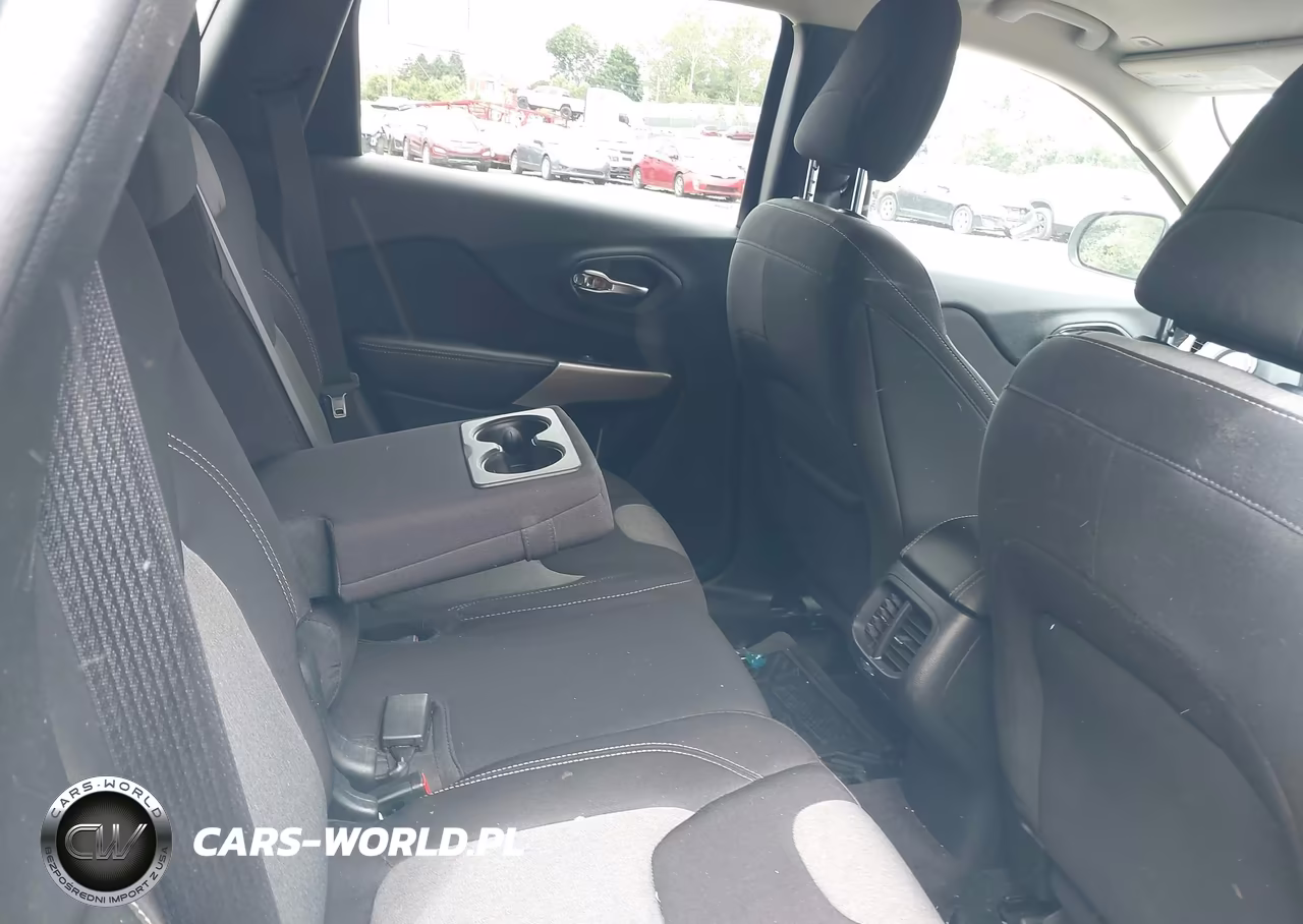 2018 Jeep Cherokee Latitude Fwd VIN:1C4PJLCX4JD523943 - 8
