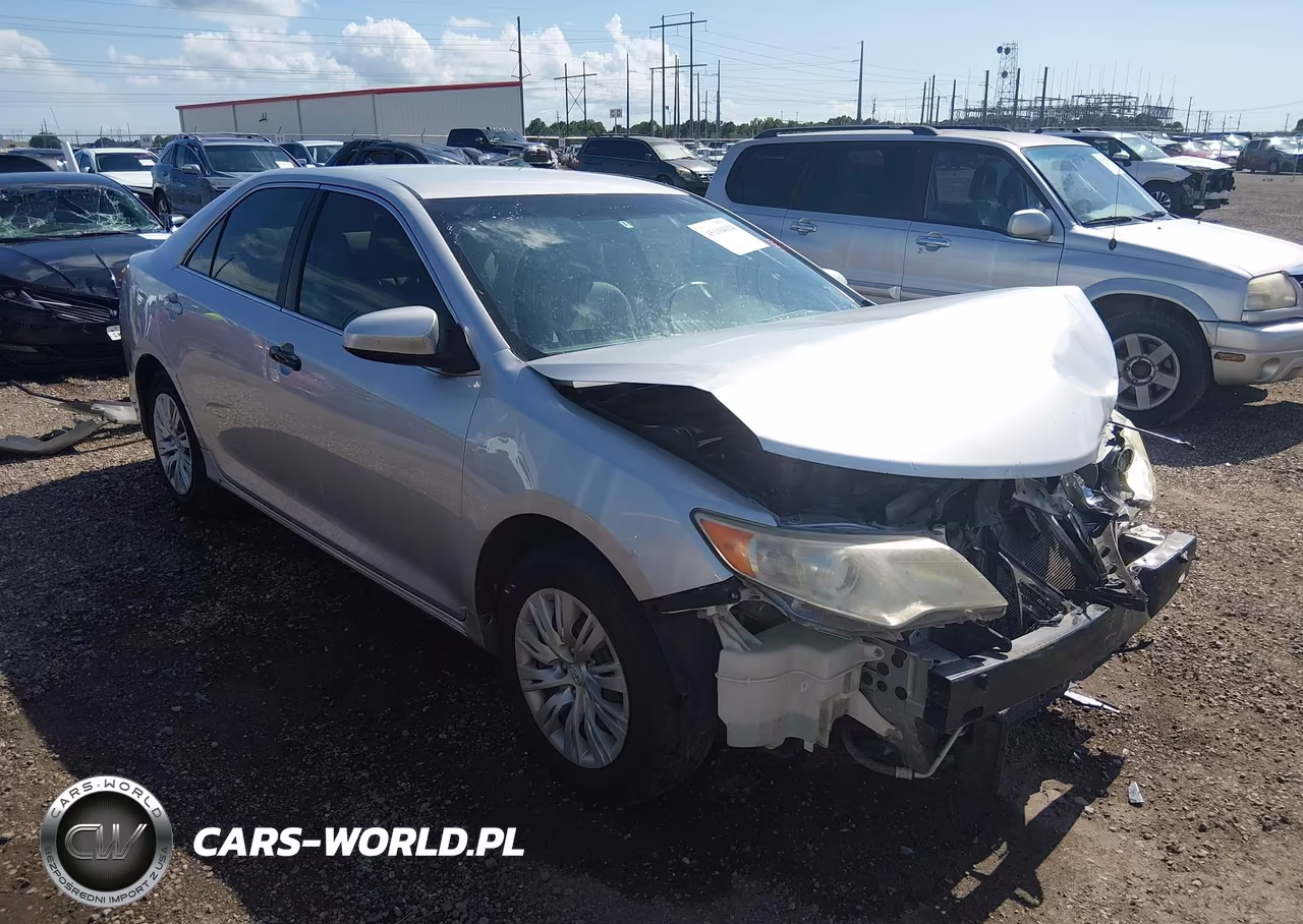 2013 Toyota Camry Le – zdjęcie 1 z 17
