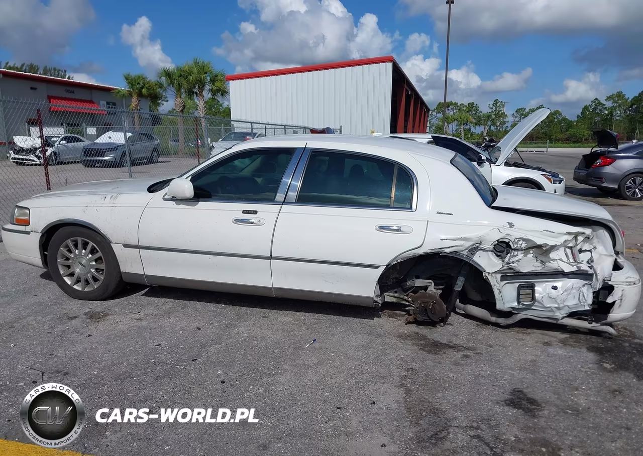 2007 Lincoln Town Car Signature VIN:1LNHM81V77Y612137 - 13