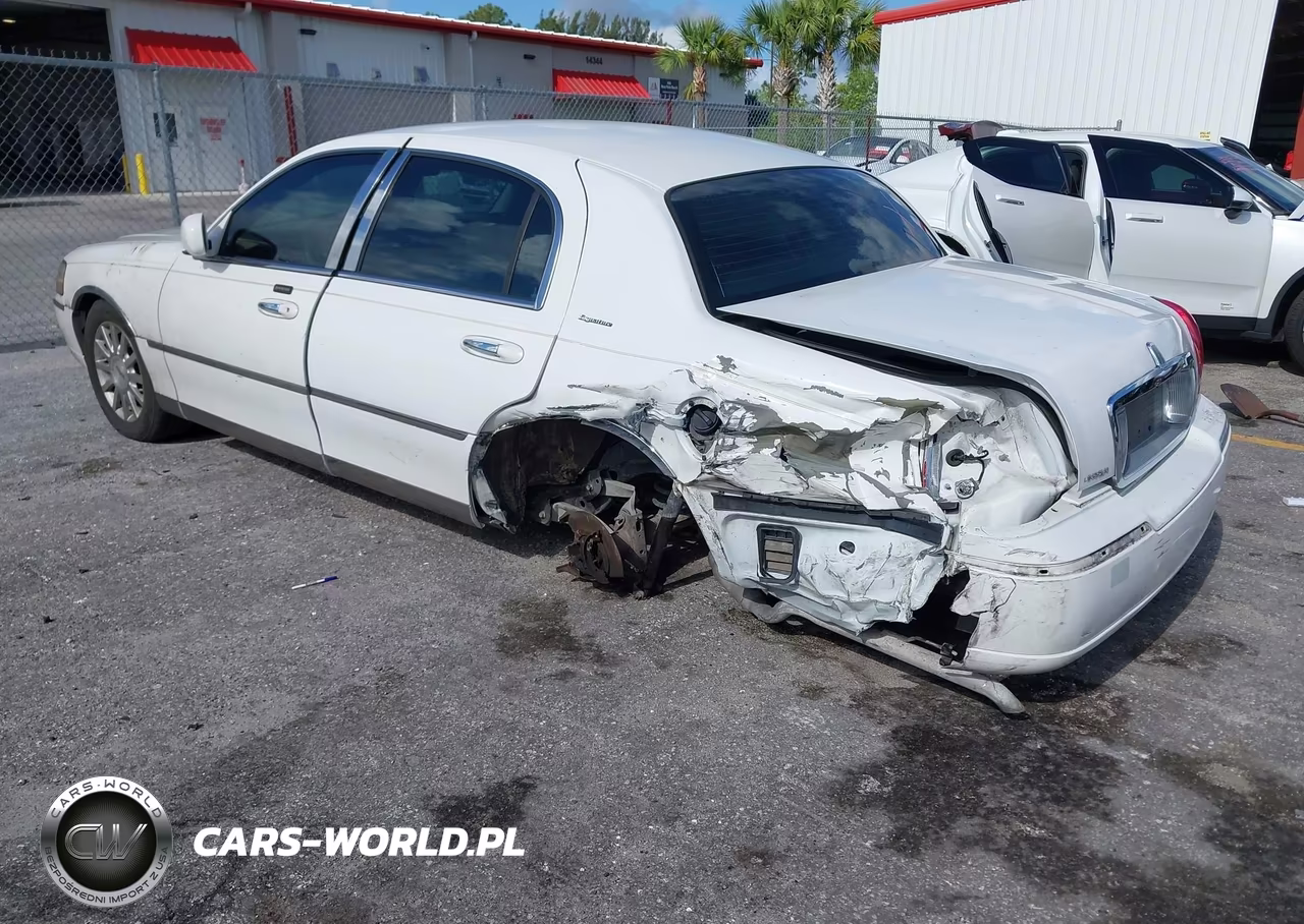 2007 Lincoln Town Car Signature VIN:1LNHM81V77Y612137 - 3