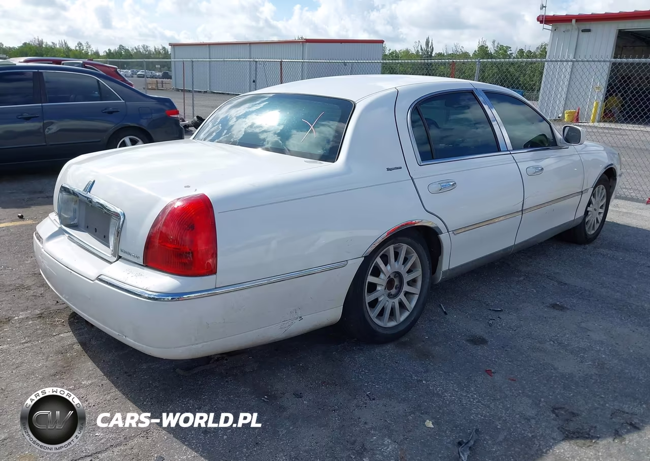 2007 Lincoln Town Car Signature VIN:1LNHM81V77Y612137 - 4
