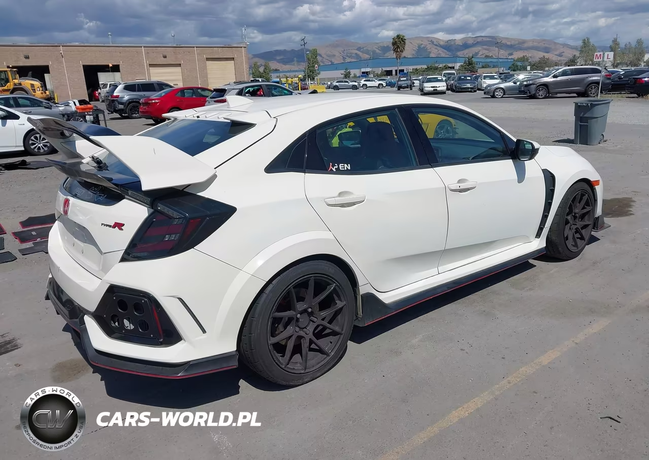 2018 Honda Civic Type R Touring VIN:SHHFK8G77JU204303 - 4