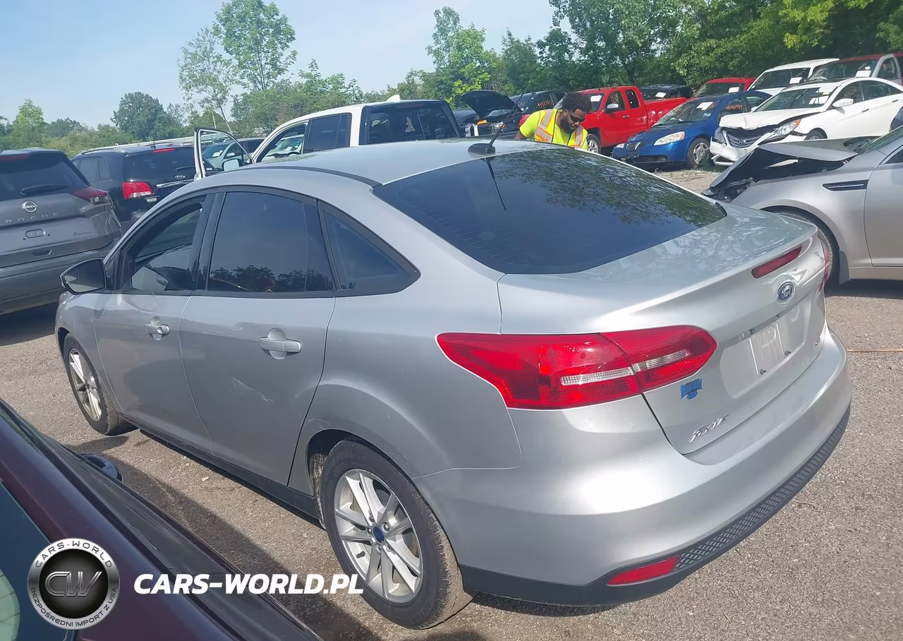 2017 Ford Focus Se VIN:1FADP3F27HL318723 - 3